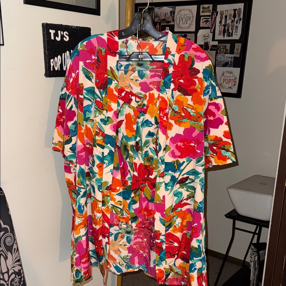 2 Piece Vibrant Floral Kimono/ Shorts - Picture 1 of 6